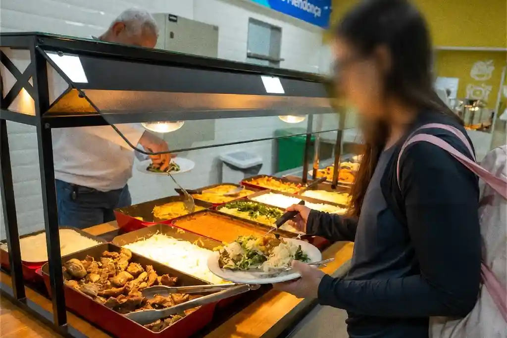Restaurante do Sesc é inaugurado no Shopping RioMar Aracaju 1 Pessoas se servindo no Restaurante Sesc João Carlos Paes Mendonça, no Shopping RioMar Aracaju