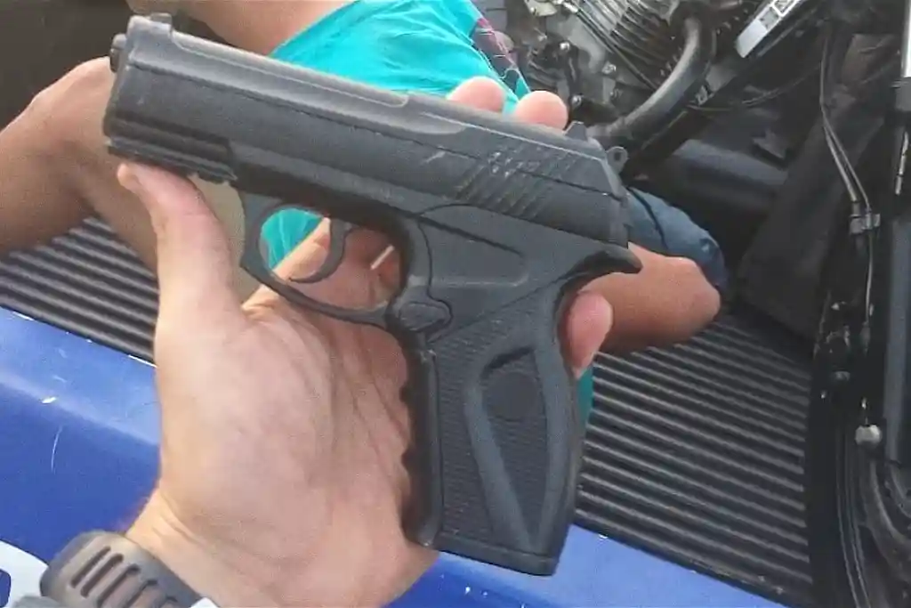 PM apreende adolescente após assalto na Zona Sul de Aracaju 1 Simulacro de arma de fogo apreendido com adolescente após assalto na Zona Sul de Aracaju