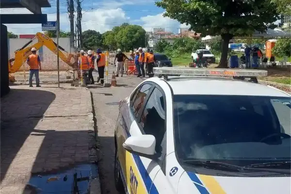 Obras da Iguá causam bloqueio total na Avenida Maranhão em Aracaju