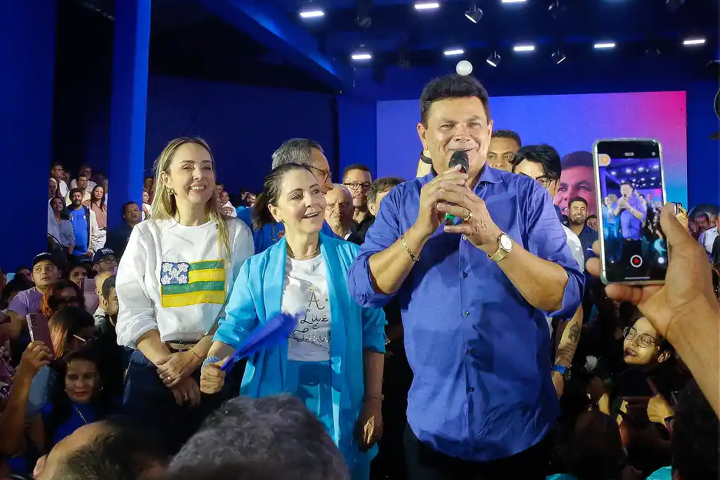 Valmir de Francisquinho ao lado da prefeita Emília Corrêa e da candidata a vice-governadora, Priscila Felizola, durante convenção do Republicanos