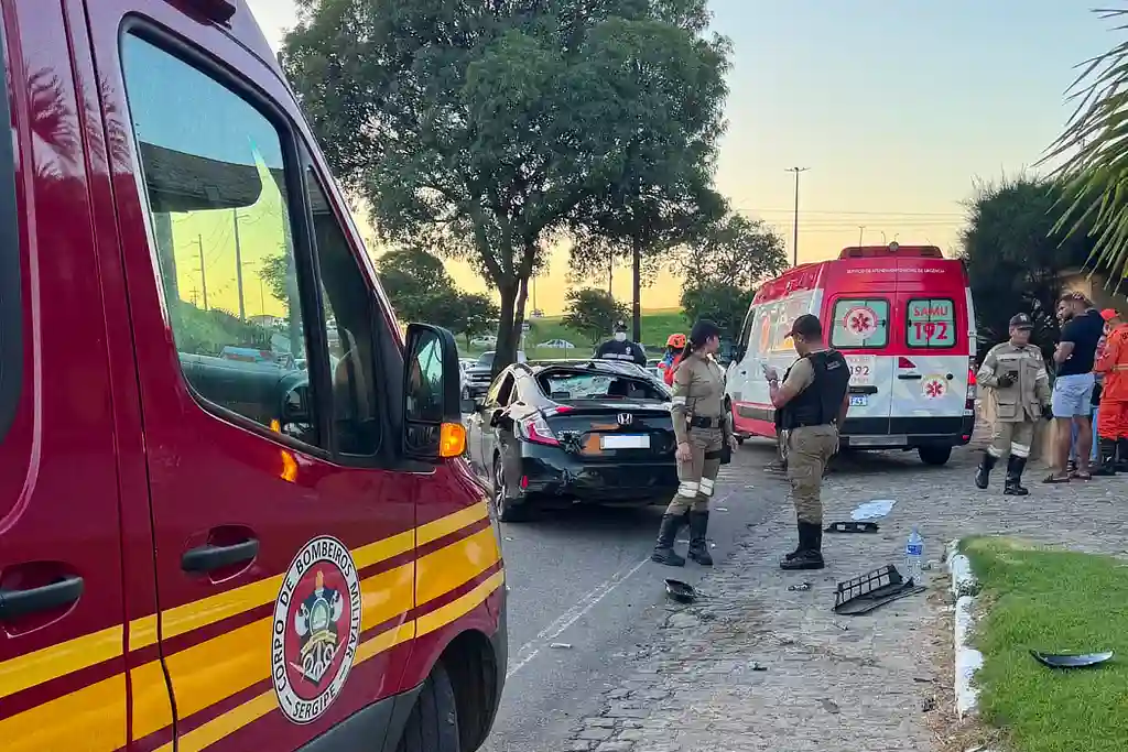 Carro desgovernado atinge veículos e deixa um ferido em Aracaju