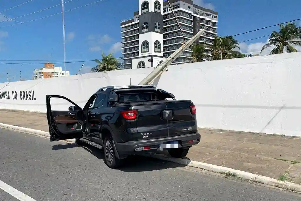 Motorista sofre mal súbito e colide contra poste em Aracaju 1 Motorista sofre mal súbito e colide contra poste em Aracaju