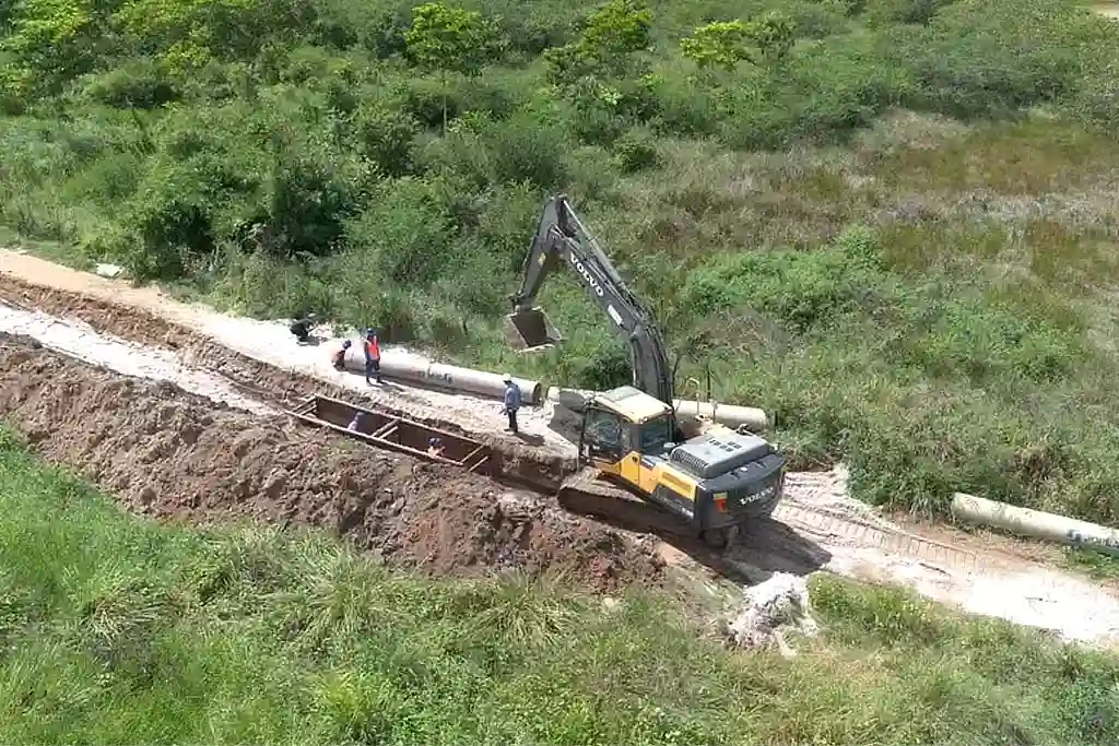 Funcionários da Iguá em obra de interligação de adutora em em Nossa Senhora do Socorro, Sergipe
