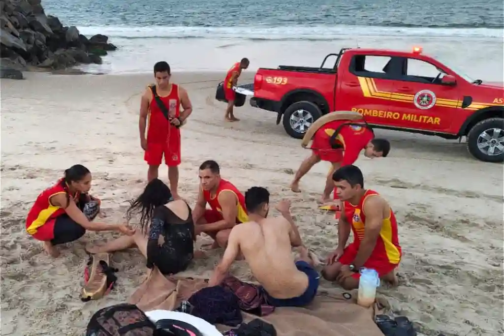 Casal é resgatado de princípio de afogamento na Praia dos Artistas em Aracaju