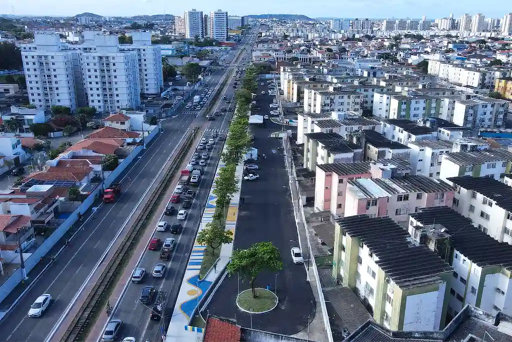 Prefeitura inaugura urbanização do calçadão da Avenida Augusto Franco e moradores aprovam novo espaço 1 Vista aérea do calçadão da avenida Augusto Franco, em Aracaju