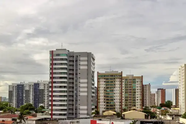 Imagem de Aracaju com céu nublado e prédios ao fundo