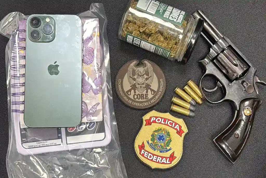 FICCO/SE cumpre 13 mandados de prisão por tráfico em Sergipe 1 Arma e drogas apreendidas durante a Operação Chemical IV, onde a FICCO cumpriu 13 mandados de prisão por tráfico em Sergipe