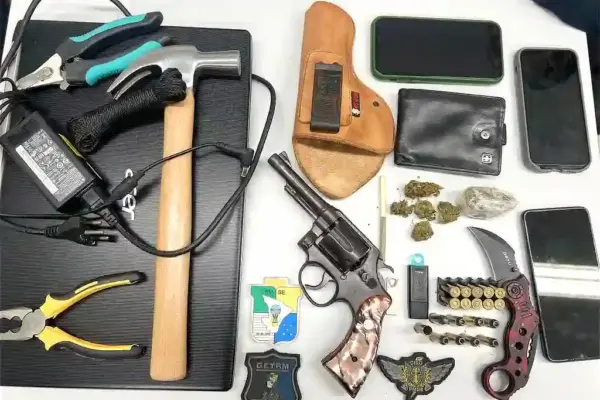 Revólver calibre .38, munições e outros objetos apreendidos com homem preso em Aracaju por manter mulher e bebê em cárcere privado