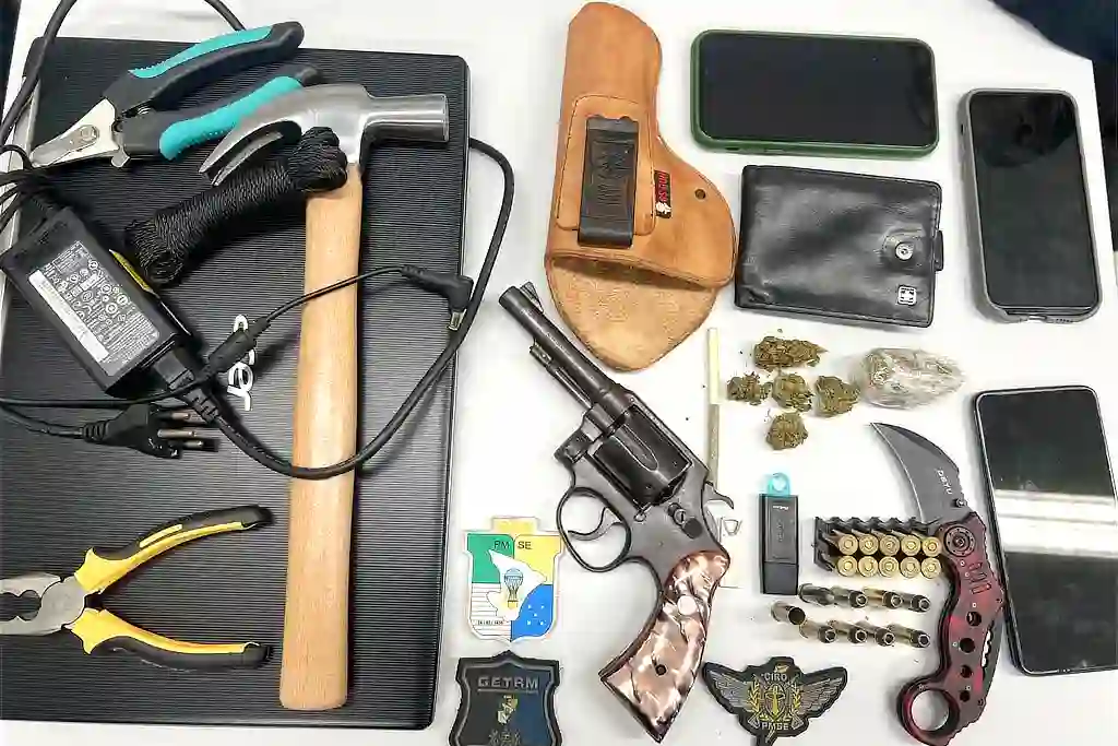 Preso em Aracaju por manter mulher e bebê em cárcere privado 1 Revólver calibre .38, munições e outros objetos apreendidos com homem preso em Aracaju por manter mulher e bebê em cárcere privado
