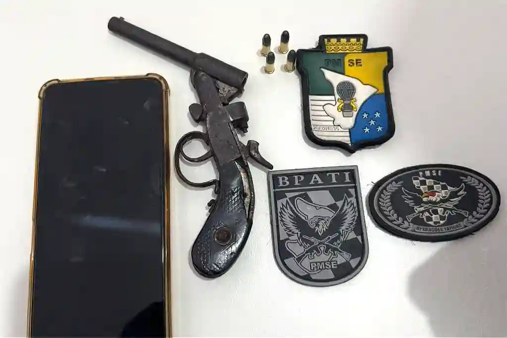 PMs de Sergipe e Alagoas apreendem 5 armas e cocaína 2 PMs de Sergipe e Alagoas apreendem 5 armas e cocaína durante Operação Desarme