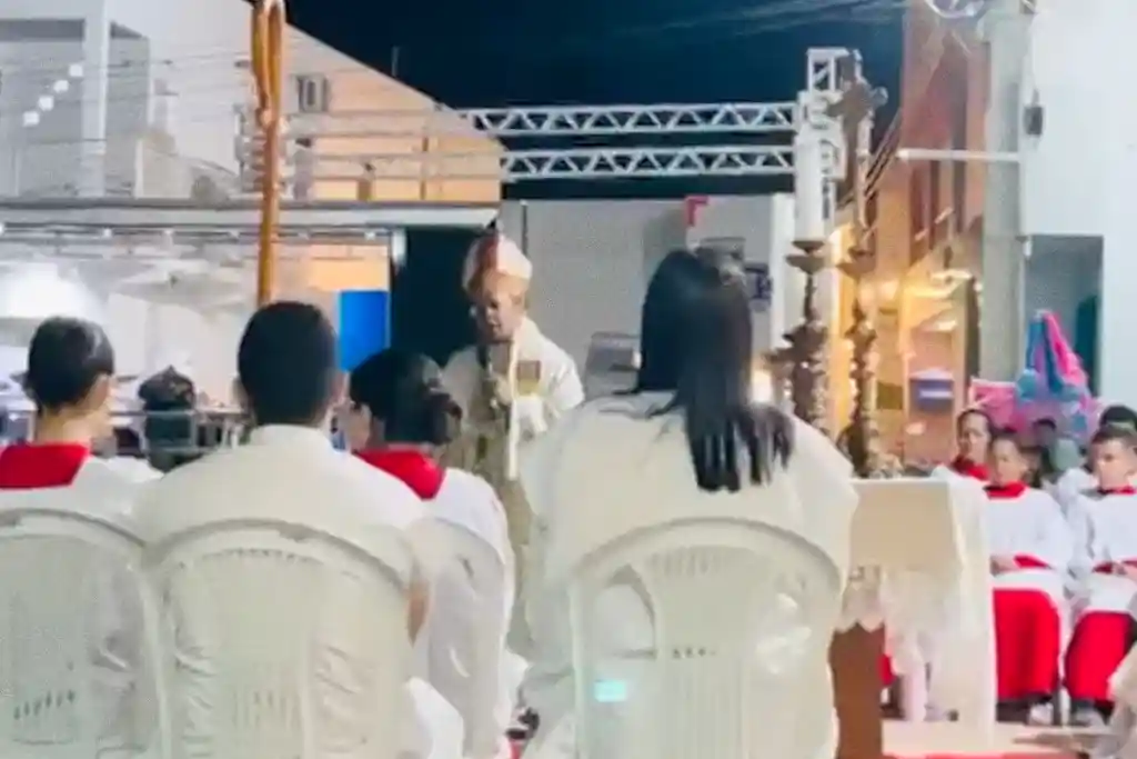 Bispo Dom George chama atenção do prefeito de Poço Redondo, Vado Gavião, durante procissão no povoado Santa Rosa do Ermínio