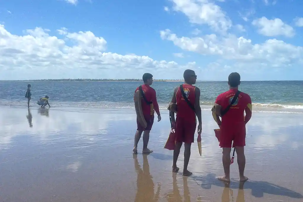 Jovem some na praia mais perigosa de Aracaju 1 Guarda-vidas dos Bombeiros de Sergipe na Praia dos Artistas, em Aracaju