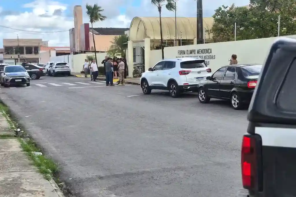 Advogado e cliente são baleados na entrada de fórum em Aracaju 1 Advogado e cliente são baleados na entrada de fórum em Aracaju
