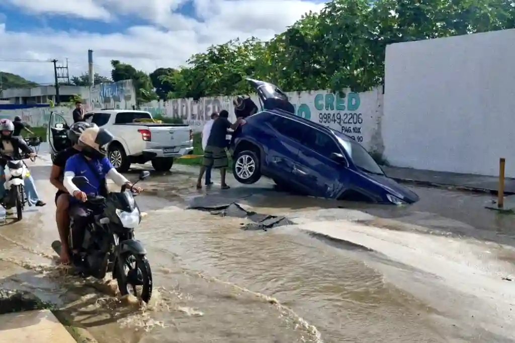 Cratera engole carro no bairro Industrial em Aracaju