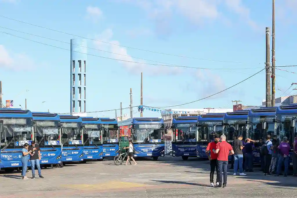 Frota de ônibus elétricos estacionados em Aracaju