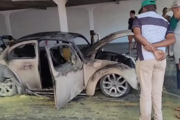 Fusca pega fogo em garagem de condomínio no Grageru, em Aracaju