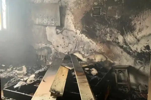 Imagem de um cômodo onde residência foi atingida por um incêndio em Aracaju
