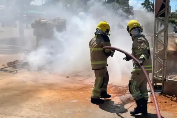Incêndio na Vila do Forró é combatido por bombeiros em Aracaju