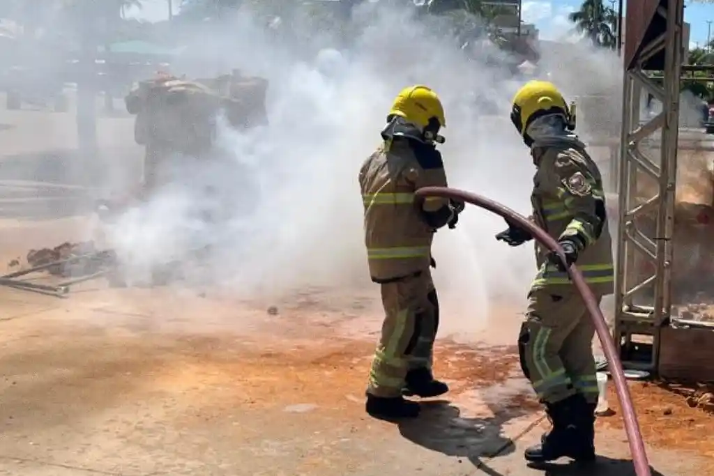 Incêndio na Vila do Forró é combatido por bombeiros em Aracaju 1 Incêndio na Vila do Forró é combatido por bombeiros em Aracaju