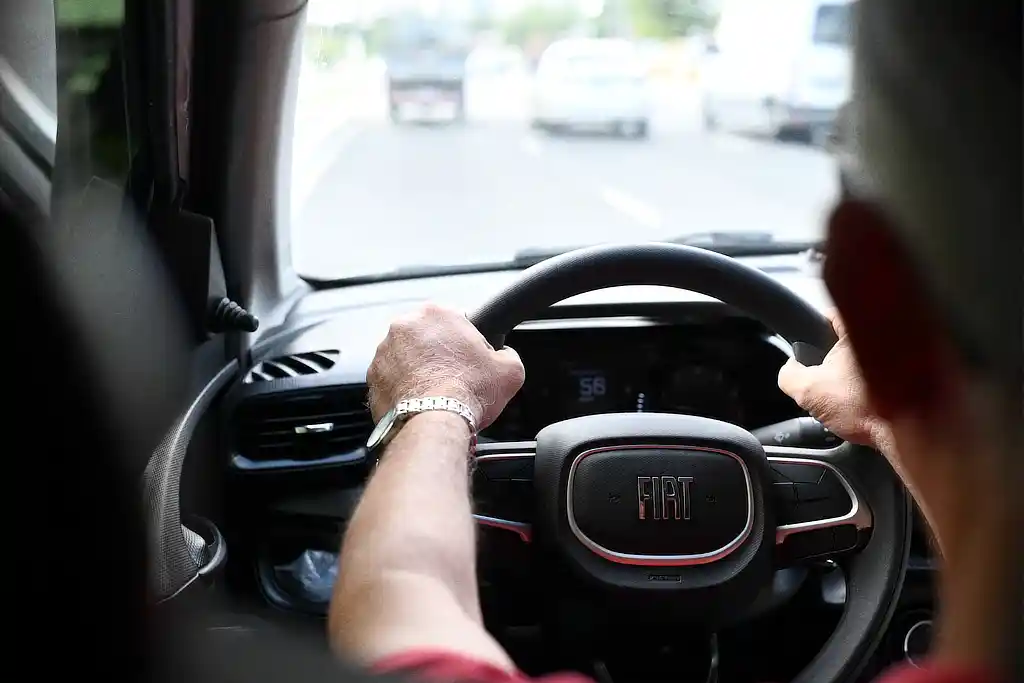 Prazo de licenciamento para placas final 7 em Sergipe 1 Motorista dirigindo carro em avenida de Aracaju