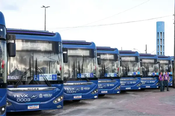 Prefeita de Aracaju entrega mais 15 ônibus elétricos à população