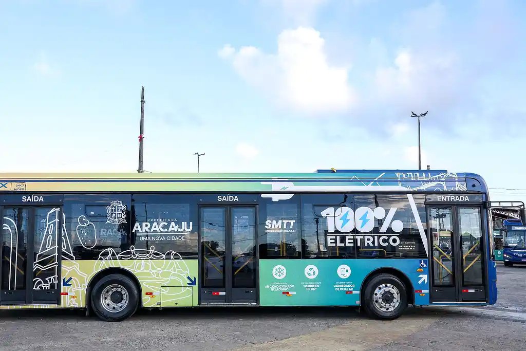 Lateral de ônibus elétrico estacionado em Aracaju