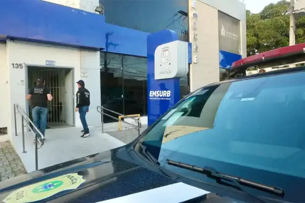 Policiais civis durante a Operação Histograma que apura fraude em contratos do lixo na Prefeitura de Aracaju