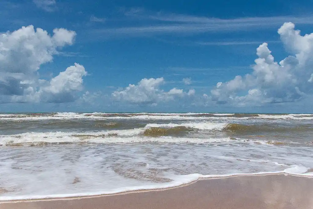 Fim de semana em Sergipe tem chuvas leves no litoral e agreste 1 Praia com céu claro em Sergipe no Fim de Semana