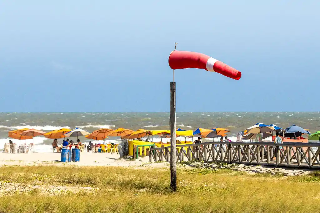 Previsão do tempo em Sergipe para a semana de 17 a 21 1 Imagem de biruta instalada em praia de Aracaju, indicando a direção do vento, monitorando a previsão do tempo em Sergipe