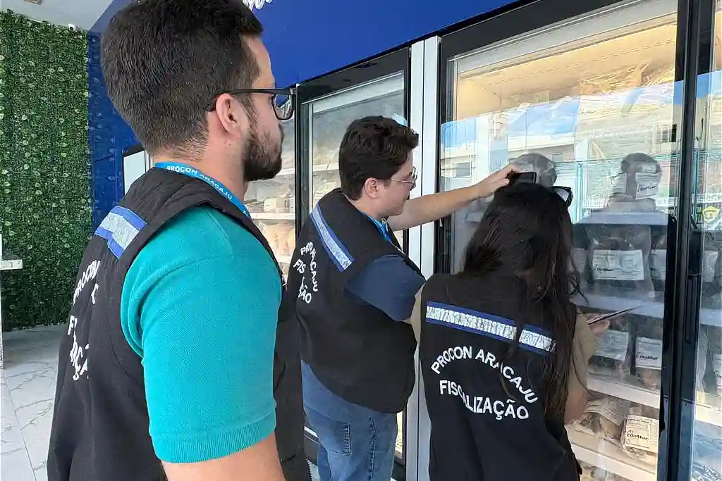 Equipe do Procon Aracaju pesquisa preços de pescados em estabelecimentos da capital