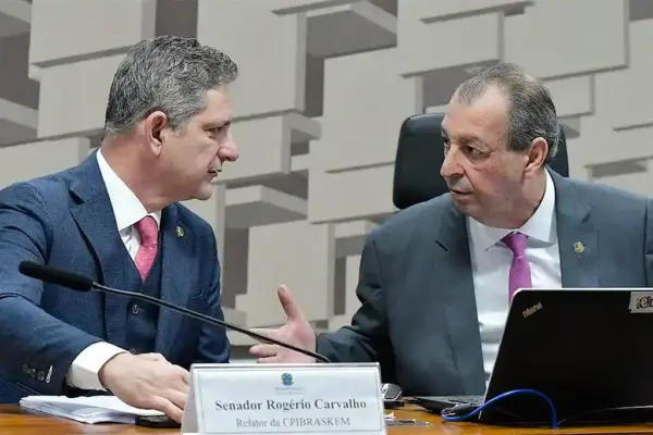 Na foto, o senador por Sergipe, Rogério Carvalho (PT-SE) e o senador Omar Aziz (PSD-AM)
