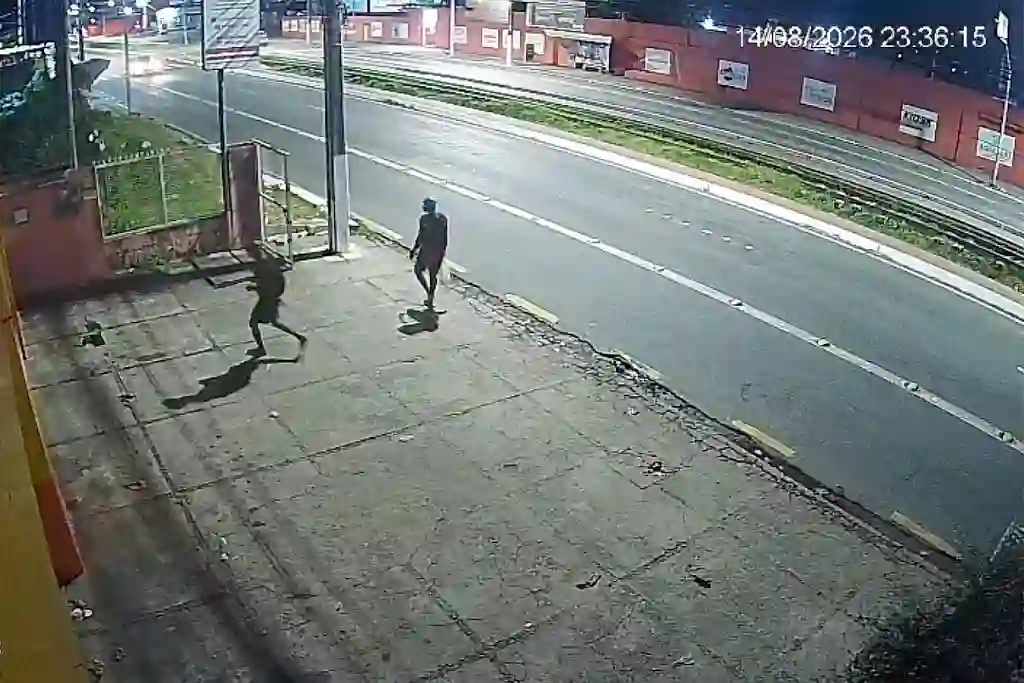 Imagem de suspeitos flagrados furtando hidrantes no centro de Aracaju