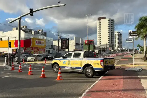 Viatura da SMTT em bloqueio de trânsito durante corrida em Aracaju