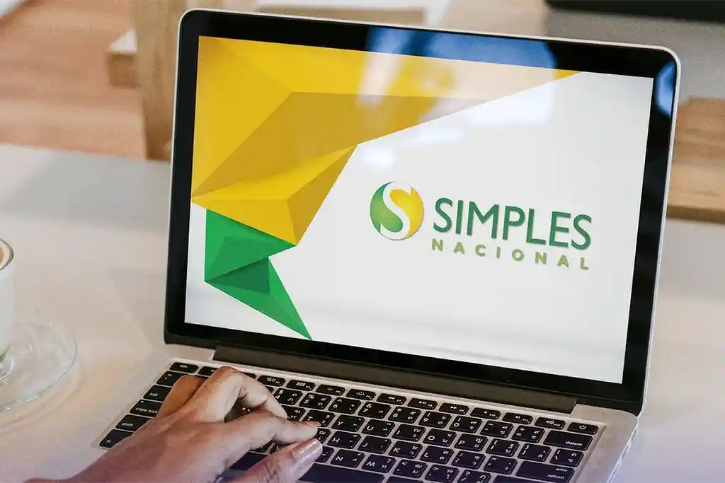 Pessoa utilizando o computador visualizando o sistema do Simples Nacional