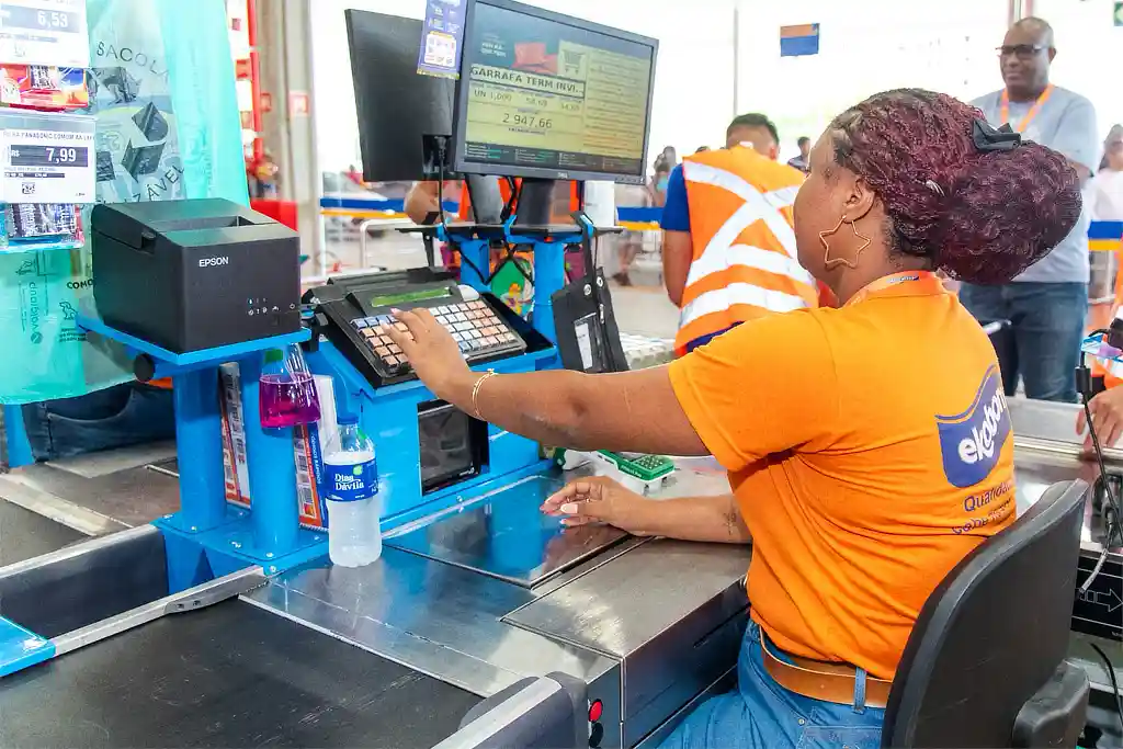 GO Sergipe oferta 912 vagas de emprego nesta segunda-feira 1 Trabalhadora em caixa de estabelecimento comercial