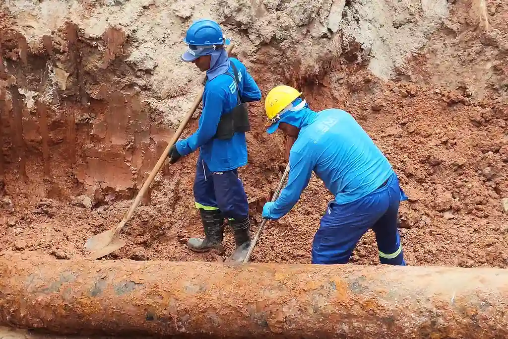 Deso conclui interligação e amplia abastecimento de água em Socorro 1 Trabalhadores da Deso atuam na interligação da Adutora do São Francisco com a Estação de Tratamento de Água, em Socorro