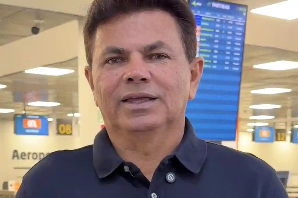 Valmir de Francisquinho, na sala de embarque, no aeroporto de Aracaju, antes da ida para São Paulo, onde passará por exames