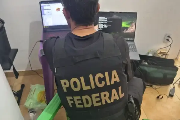 Agente da PF cumpre mandados de busca e apreensão em Aracaju, contra suspeito de compartilhar arquivos com violência sexual infantojuvenil
