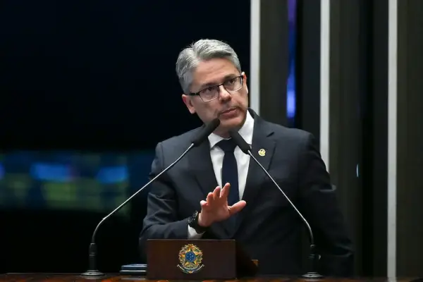 À tribuna do Senado Federal, em discurso, senador Alessandro Vieira (MDB-SE)