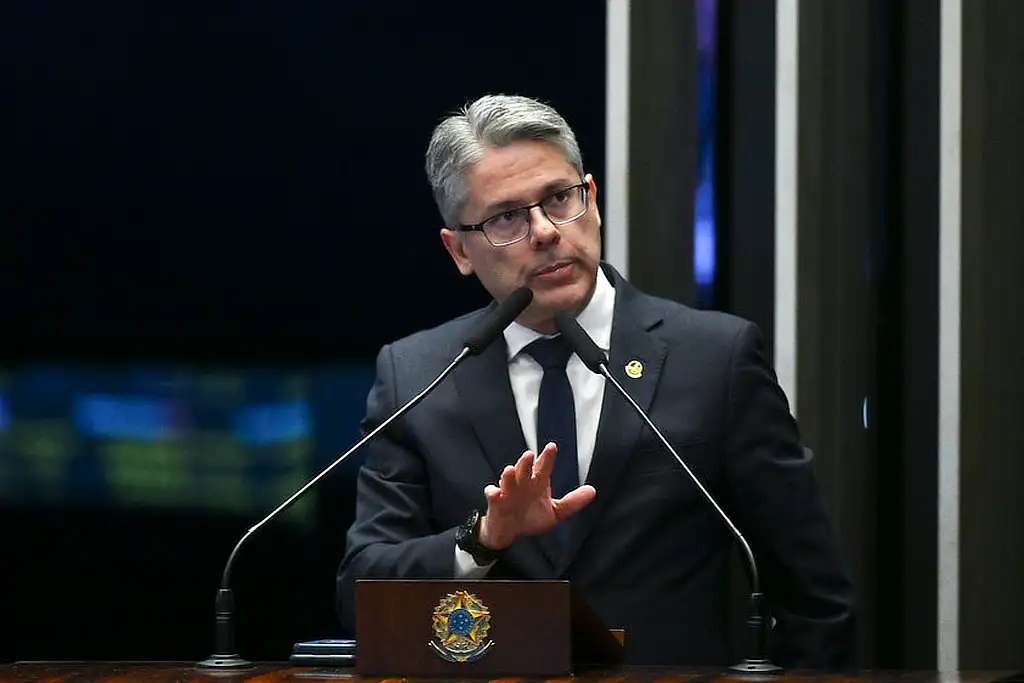 Alessandro vai pedir impeachment de Moraes: "Esse cadáver está fedendo" 1 À tribuna do Senado Federal, em discurso, senador Alessandro Vieira (MDB-SE)