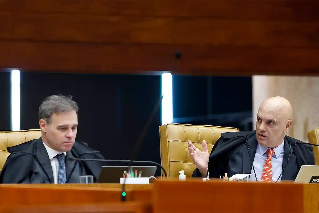 Os ministros André Mendonça e Alexandre de Moraes em Sessão plenária do STF