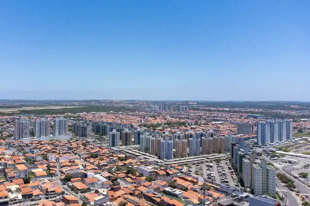 Previsão do tempo indica céu claro em Sergipe esta semana 1 Imagem aérea de Aracaju sob céu azul indicando previsão do tempo de céu claro