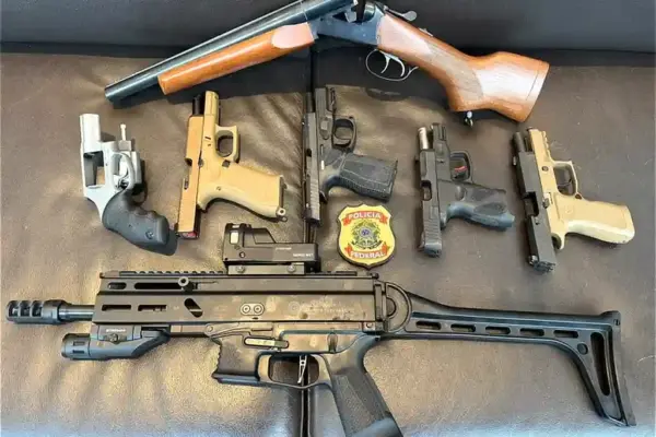 Armas apreendidas pela PF em nome do deputado federal Mario Frias (PL-SP), alvo de operação que investiga desvio de emendas parlamentares