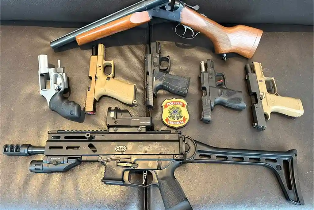 Armas apreendidas pela PF em nome do deputado federal Mario Frias (PL-SP), alvo de operação que investiga desvio de emendas parlamentares
