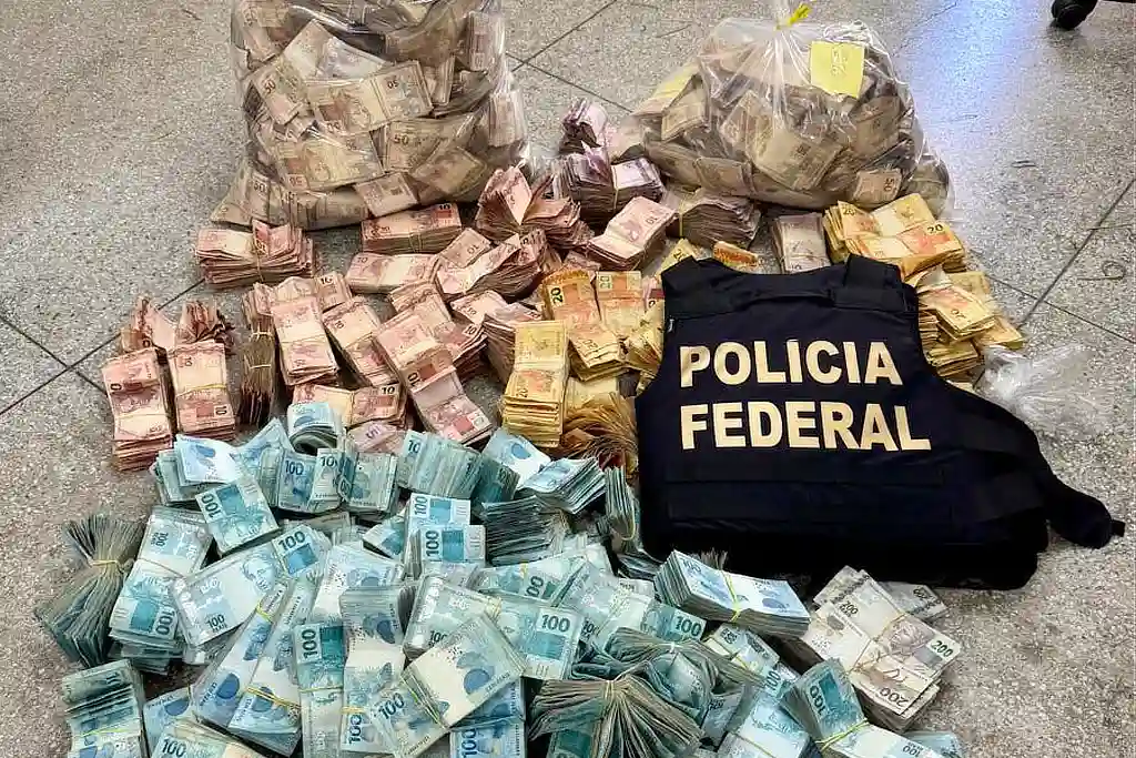 FICCO/SE cumpre 49 mandados contra grupo que movimentou R$ 100 mi 1 Dinheiro apreendido durante a Operação Vicinitas da FICCO/SE, onde foram cumpridos 49 mandados contra grupo que movimentou R$ 100 mi em Sergipe e outros estados