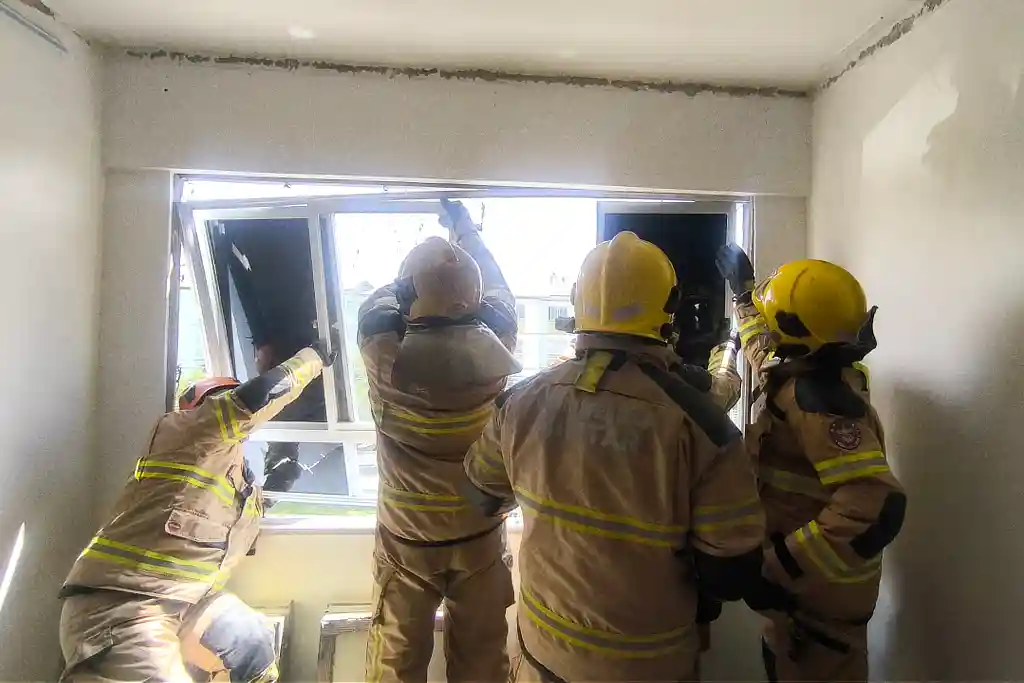 Explosão em Aracaju fere três após gás vazar em obra 2 Bombeiros arrancam janela que ficou danificada após explosão em um condomínio em Aracaju