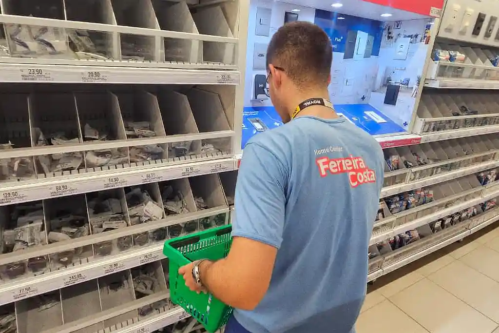 Ferreira Costa abre vagas de trabalho em Aracaju; na foto, funcionário repondo estoque