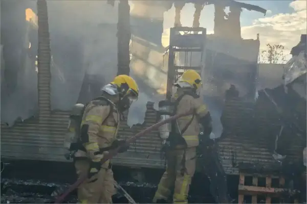 Bombeiros combatem incêndio que atingiu contêiner junto a torre de celular em Aracaju