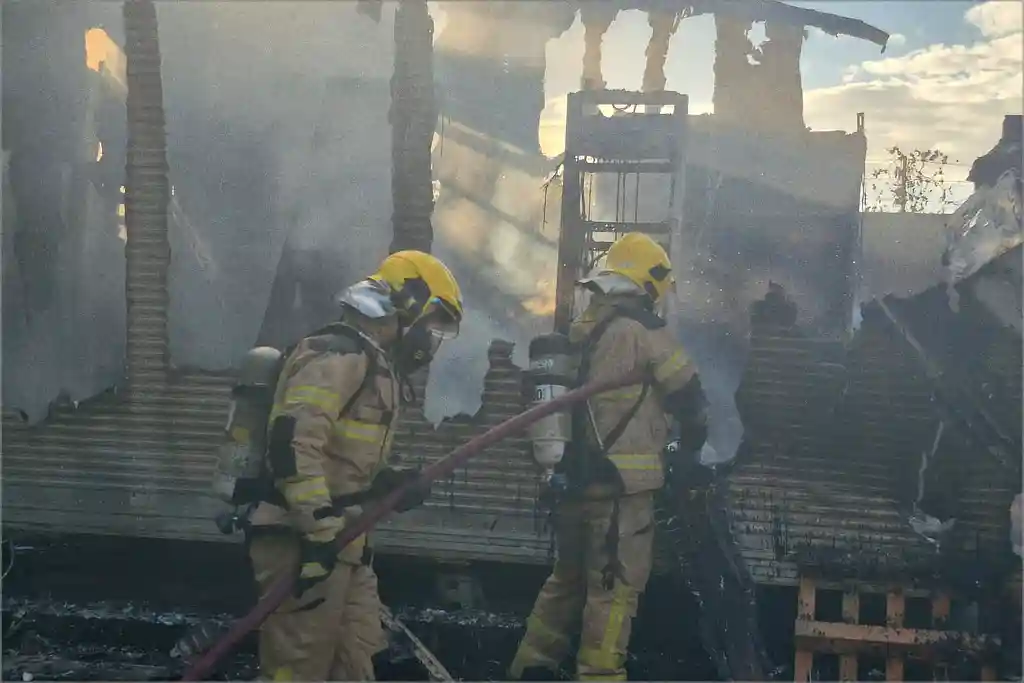 Incêndio atinge contêiner junto a torre de celular em Aracaju 1 Bombeiros combatem incêndio que atingiu contêiner junto a torre de celular em Aracaju