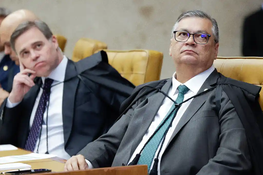 Ministros André Mendonça, ao fundo, e Flávio Dino durante sessão plenária do STF